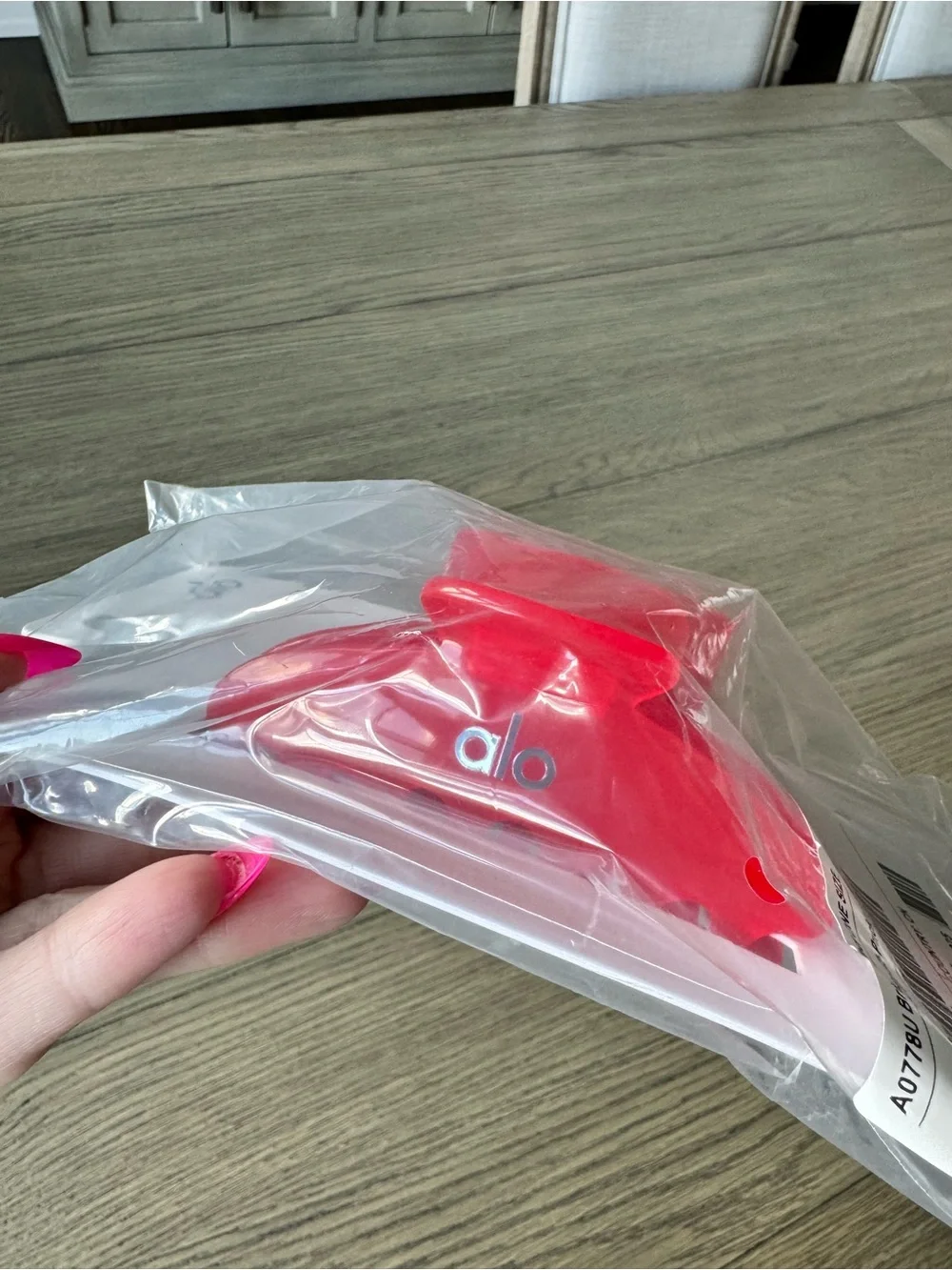 NWT 💋 Alo Yoga Bright Red Hair Claw Clips (2-Pack)